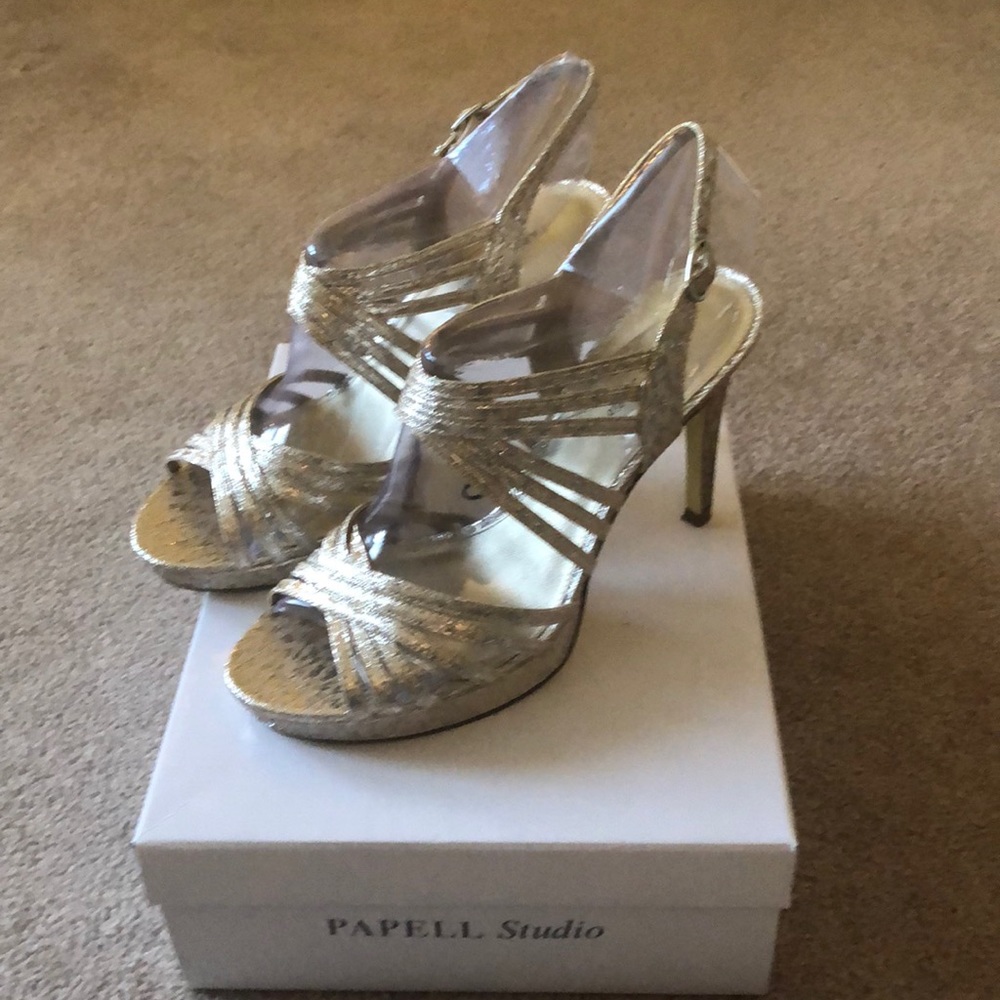 EUC - Gorgeous gold dressy heels